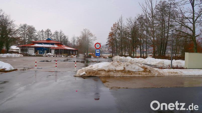 Als Standort für den Neubau eines Kindergartens hat der Gemeinderat Friedenfels die rechte Seite des Mehrzweckplatzes vor der Steinwaldhalle vorgesehen. Bild: bsc