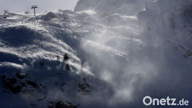 Drei Skifahrer sind bei Val-d'Isère von einer Lawine mitgerissen und getötet worden. (Archivbild) Bild: picture alliance / Luca Bruno/AP/dpa
