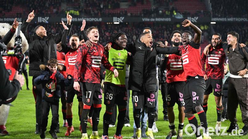Die Spieler von Stade Rennes feiern den Überraschungssieg gegen Paris Saint-Germain. Bild: Damien Meyer/AFP/dpa