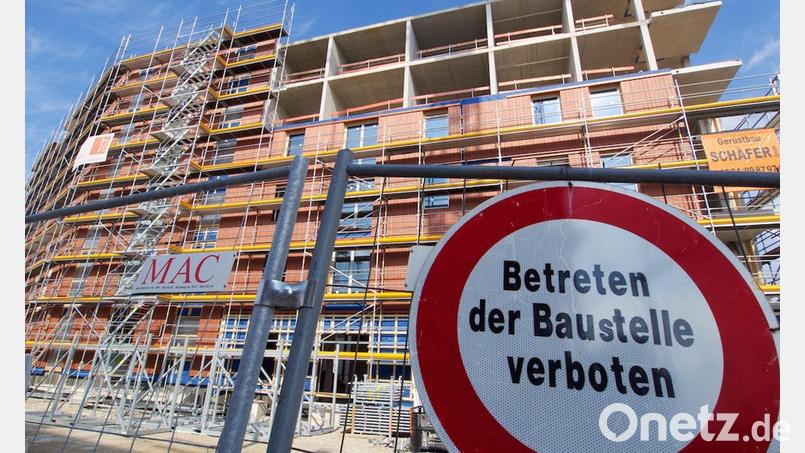 Für eine gewisse Zeit sollen Städte und Gemeinden zum Beispiel von Regeln für Bauprojekte abweichen dürfen. (Symbolbild) Bild: Carsten Hoefer/dpa