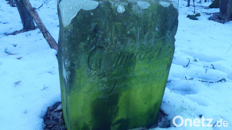 Dieser Stein an der ehemaligen Kirchenthumbacher Straße (jetzt Radweg) markiert die Grenze der ehemaligen Gemeinde Stegenthumbach Bild: rn