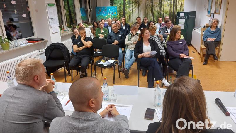 In der „Oase“ in Weiden diskutierten Vertreter sozialer Initiativen mit den Oberbürgermeisterkandidaten über Armut, Wohnungsnot sowie über Senioren- und Jugendarbeit. Bild: Kunz