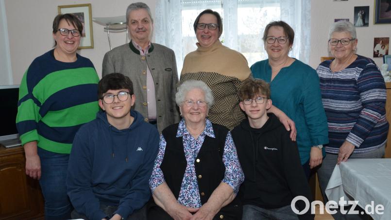 Frieda Reinl empfing ihre Gäste zum 90. Geburtstag mit einem sonnigen Gemüt, Offenheit und ansteckender Fröhlichkeit. Viele Gratulanten kamen vorbei, darunter auch Bürgermeister Andreas Wutzlhofer. Für den VdK-Ortsverband gratulierte Lydia Großmann (rechts). Bild: dob