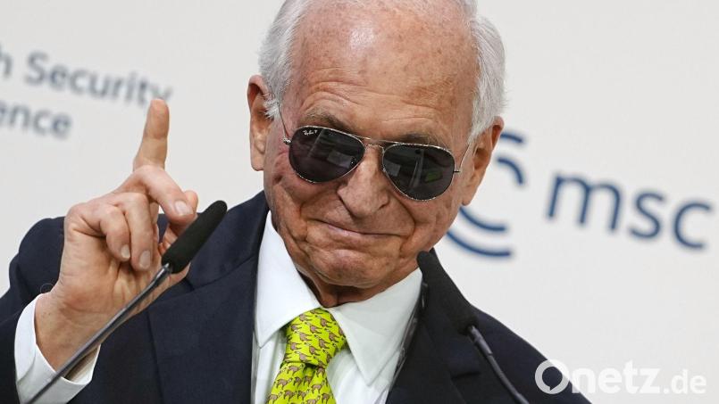 Ischinger erinnerte schmunzelnd an Macrons Sonnenbrillen-Moment. Bild: Kay Nietfeld/dpa