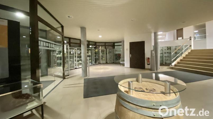 Im Foyer des Schwarzenfelder Rathauses ist ein Empfangstresen mit Aufrufanlage geplant. in einem zweiten Bauabschnitt entsteht ein Sitzbereich. Bild: Völkl