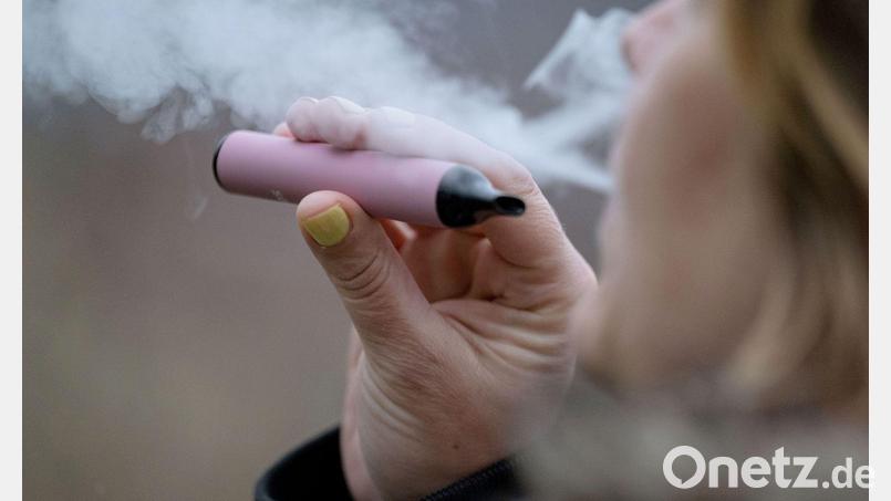 Wie groß ist das Gesundheitsrrisiko von E-Zigaretten? (Archivbild) Bild: Marijan Murat/dpa/dpa-tmn