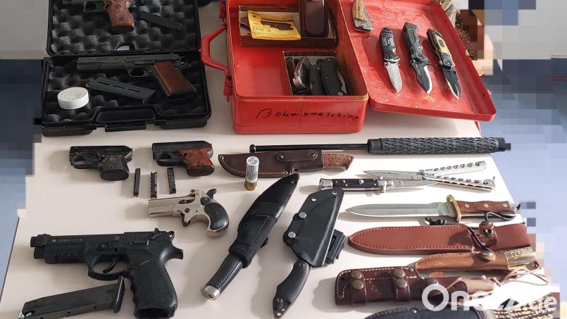 In Regenstauf wurden zahlreiche Waffen in einer Werkstatt gefunden. Foto: PI Regenstauf