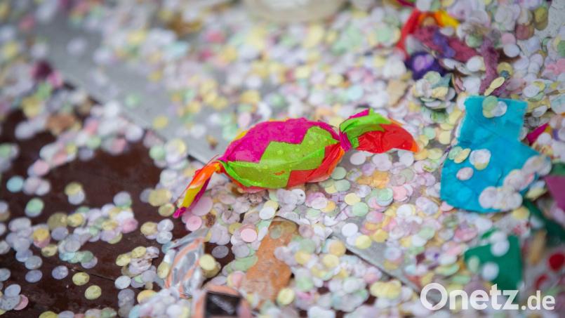 Die Faschingsumzüge in Hahnbach, Gebenbach, Hohenburg und Freudenberg verursachen Änderungen im Busfahrplan. Symbolbild: Frank Rumpenhorst/dpa