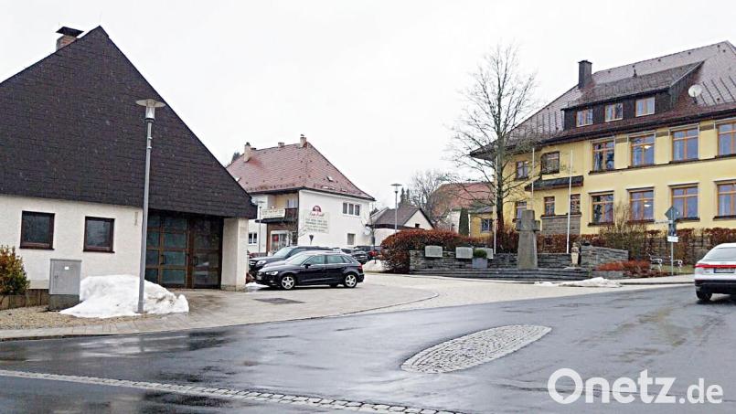 Nur wenige Meter voneinander entfernt liegen VG-Gebäude und ehemalige Postdienststelle in Neusorg Bild: Rudolf Küffner