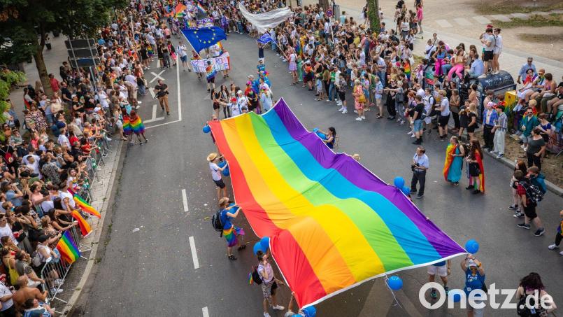 In Amberg-Sulzbach soll das Angebot für queere Jugendarbeit ausgebaut werden. Symbolbild: Christoph Schmidt/dpa