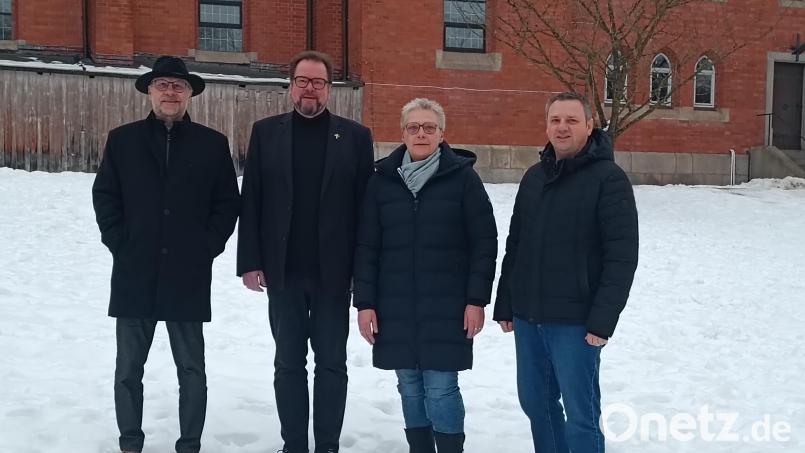 Caritas-Vorstand Martin Kneidl ( von links), Stadtpfarrer Stefan Langer, Pflegedienstleiterin Oreane Fleischer und der Geschäftsführer der Sozialstation Marktredwitz Rainer Schmid sehen den Trägerwechsel der Sozialstation Marktredwitz zur Caritas Tirschenreuth-Wunsiedel positiv. Bild: Anita Schraml/exb