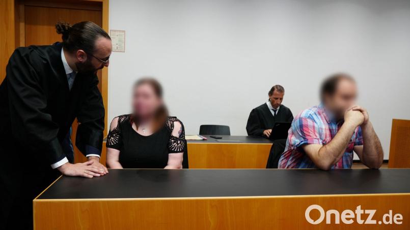 Die beiden Angeklagten, hier im ersten Prozess vor dem Amtsgericht, sind wegen Misshandlung ihres Sohnes zu mehr als drei Jahren Haft verurteilt worden. (Archivbild) Bild: Ulf Vogler/dpa