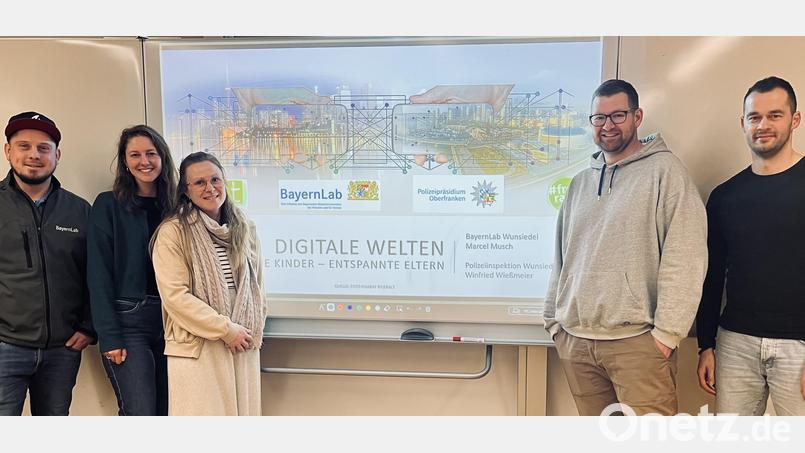 Marcel Musch (Leiter BayernLab Wunsiedel), Christine Fischer, Nina Ziegler und Sebastian Thoma (PaSst-Team des Kreisjugendamtes) und Winfried Wießmeier (Jugendkontaktbeamter der Polizei Wunsiedel) setzen auf den Erfolg der Vortragsreihe (v. l.). Bild: Landkreis Wunsiedel