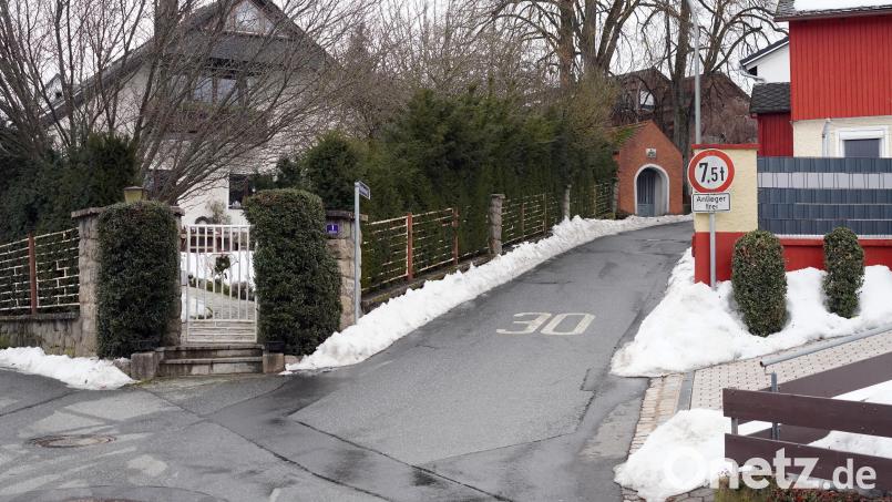 Der Kapellenweg in Pressath soll nun nach Wasserrohrbrüchen zügig saniert werden. Bild: jma