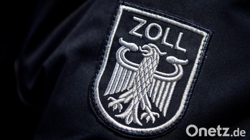 Das Zollamt kontrollierte den Lastwagen. (Symbolbild) Bild: Sina Schuldt/dpa