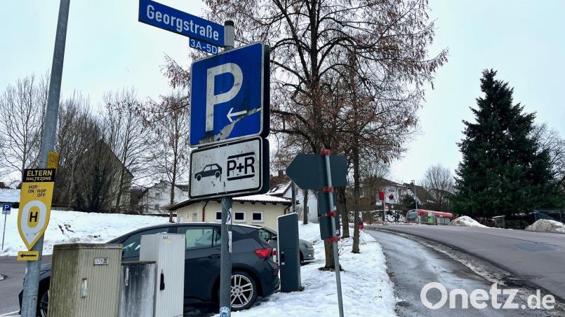 Wenn der Winter dem Frühling weicht, rollen die Bagger in der Georgstraße in Neustadt/WN an. Die Stadt entwickelt aktuell Konzepte, wie die Verkehrsströme während der Bauphase zu den Schulen gelenkt werden sollen. Bild: Gabi Schönberger