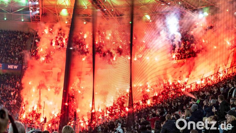 8. November 2025: Die Kölner Fans zünden im Gästeblock in Mönchengladbach zahlreich Pyrotechnik (Archivbild). Bild: David Inderlied/dpa