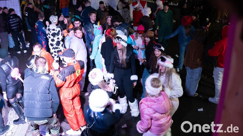 Auf dem Marktplatz feierten die Gäste den Weiberfasching in Moosbach. Bild: Noah Wegmüller-Kocher