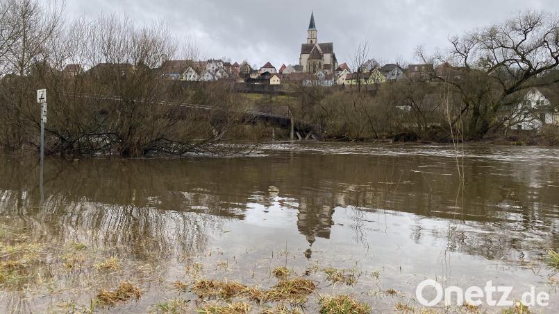In Nabburg ist das Wasser über die Ufer der Naab getreten. Bild: sbö