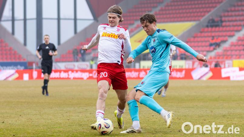 Auch auf John Posselt (links/im Spiel gegen Viktoria Köln) liegen die Torhoffnungen des SSV Jahn in Essen. Bild: Sascha Janne