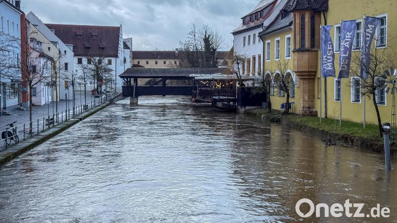 Die Vils in Amberg passte am Freitag gerade noch so in ihr Bett. Der Pegel stieg bis auf Meldestufe 2, Höchststand waren am Mittag 151 Zentimeter. Bild: Wolfgang Steinbacher