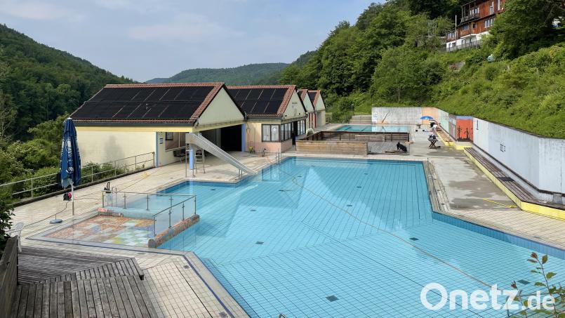 Das Hirschbacher Freibad bleibt trotz Defizit im Haushalt von 38.000 Euro in der Saison 2026 in Betrieb. Der Gemeinderat stimmte zu. Archivbild: lei