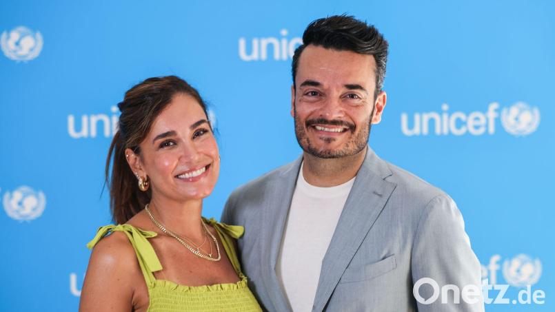Jana Ina und ihr Giovanni treten betont fröhlich und glücklich in der Öffentlichkeit auf, hier bei der Ernennung zu Unicef-Paten im Juli 2025 in Köln. (Archivbild) Bild: Oliver Berg/dpa