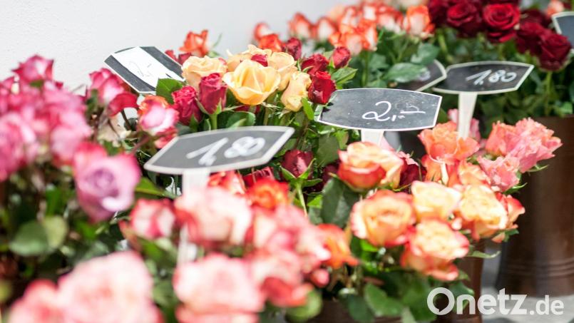 Der Valentinstag sorgt im bayerischen Handel für sehr viel mehr Umsatz als Fasching beziehungsweise Fastnacht. (Archivbild) Bild: Pia Bayer/dpa