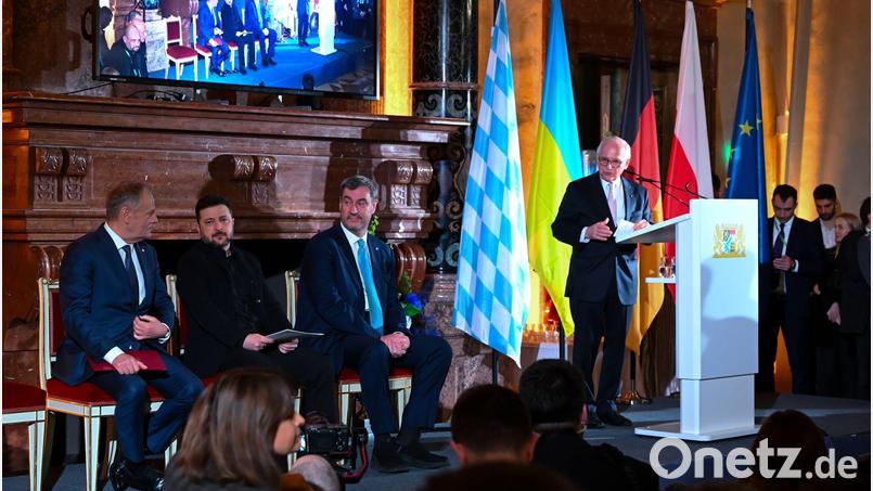 Stellvertretend für den Mut und die Kraft der Ukrainer im Krieg gegen Russland nahm Präsident Wolodymyr Selenskyj den Ewald-von-Kleist-Preis entgegen. Bild: Sven Hoppe/dpa