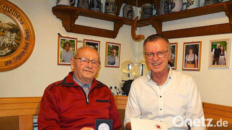 Bürgermeister Hermann Falk gratulierte Adolf Mader (links) zum 90. Geburtstag, im Namen der Stadt Hirschau. Bild: fdl