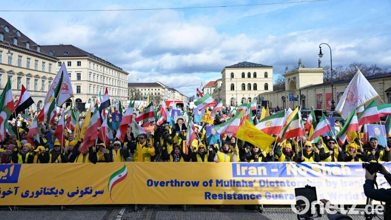 Bereits am Freitag demonstrierten Menschen in der Münchner Innenstadt anlässlich der Münchner Sicherheitskonferenz. Am Samstag soll es nach Veranstalterangaben eine Versammlung mit 100.000 Teilnehmerinnen und Teilnehmern zur politischen Situation im Iran geben. Bild: Malin Wunderlich/dpa
