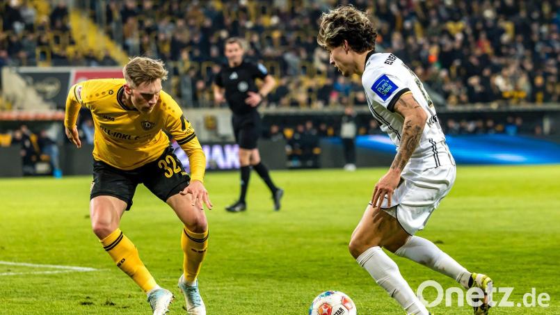 Dynamos Jonas Sterner (l) im Duell mit dem Elversberger Torschützen Nicholas Mickelson. Bild: Britta Pedersen/dpa