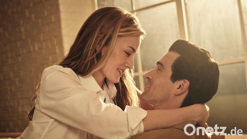 Stürmische Liebe: Sarah Pidgeon als Carolyn Bessette und Paul Kelly als John F. Kennedy Jr.. (Handout) Bild: Kurt Iswarienko/FX/Disney+/dpa