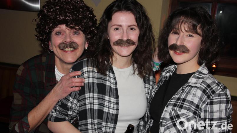 Drei weibliche Wolfgang Petry-Fans in seinem Outfit (von links): Heike Maier, Sophie Hecht und Patricia Schiedeck. Bild: Konrad Rosner