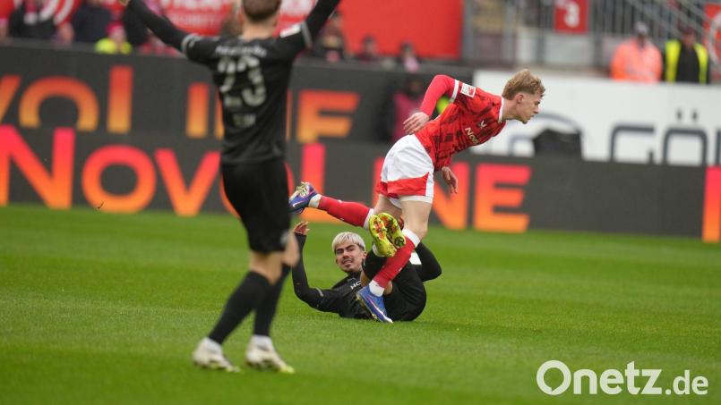Kampfspiel: Kaiserslauterns Mika Haas im Duell mit dem Fürther Aaron Keller. Bild: Thomas Frey/dpa