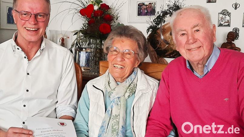 Bürgermeister Hermann Falk gratuliert Lina und Hans Ries zur Eisernen Hochzeit. Bild: fdl