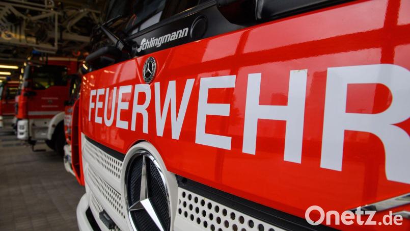 Die immer wieder aufflammenden Glutnester werden die Feuerwehr voraussichtlich noch das ganze Wochenende beschäftigen. (Symbolbild) Bild: Klaus-Dietmar Gabbert/dpa