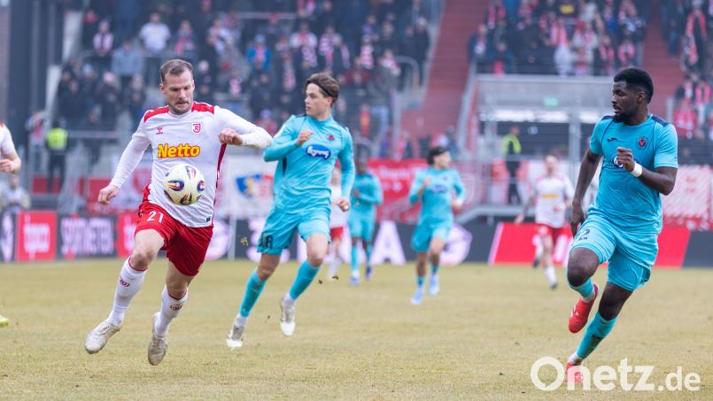 Eric Hottmann (links/ Szene aus einem früheren Spiel) traf in Essen schon nach 14 Sekunden. Bild: Sascha Janne