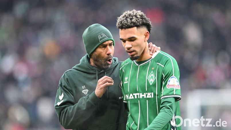 Der neue Werder-Trainer Daniel Thioune und sein Stürmer Justin Njinmah. Bild: Carmen Jaspersen/dpa