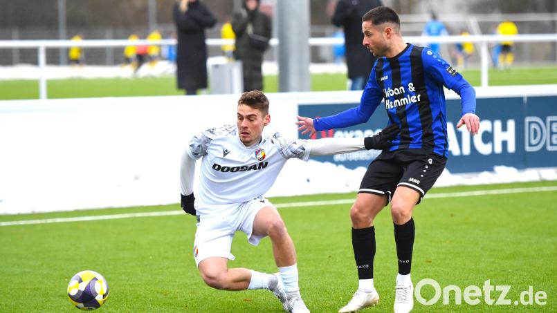 Moritz Zeitler (rechts) im Spiel gegen Viktoria Pilsen B. Die Weidener verloren mit 0:1. Bild: Gerhard Büttner