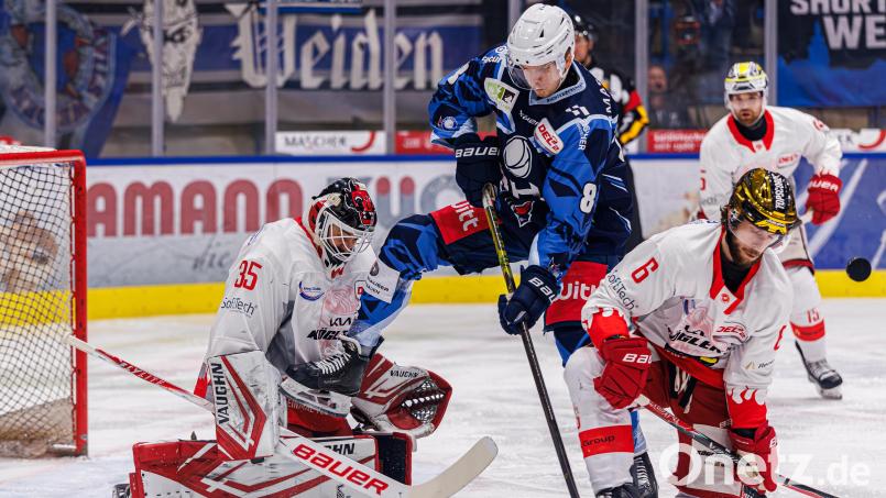 Akrobatischer Einsatz von Neal Samanski (Mitte) vor dem Bad Nauheimer Tor von Gerald "Jerry" Kuhn. Bild: Werner Moller