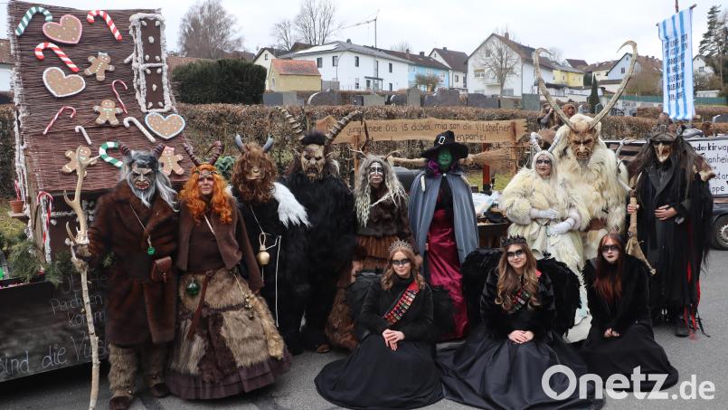 Die Vilshofener Hexen und Deifl beeindruckten beim Riedener Faschingszug. Bild: mrr