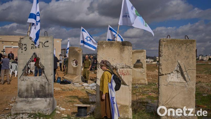 Israelische Siedler bei der Einweihung einer neuen Siedlung im Westjordanland. (Archivbild) Bild: Ohad Zwigenberg/AP/dpa