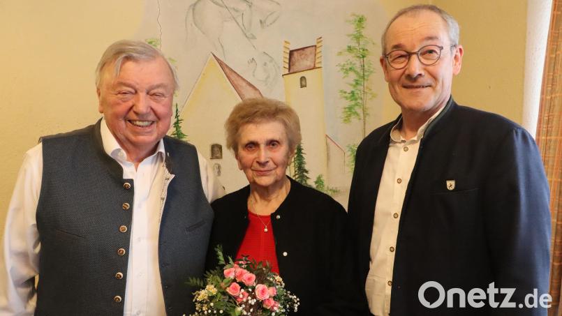 Bürgermeister Erwin Geitner (rechts) überbrachte die Glückwünsche der Gemeinde mit einem Geschenk und wünschte Georg Schmidt und Waltraud Schmidt vom Gasthaus Hirschenwirt alles Gute. Bild: mrr