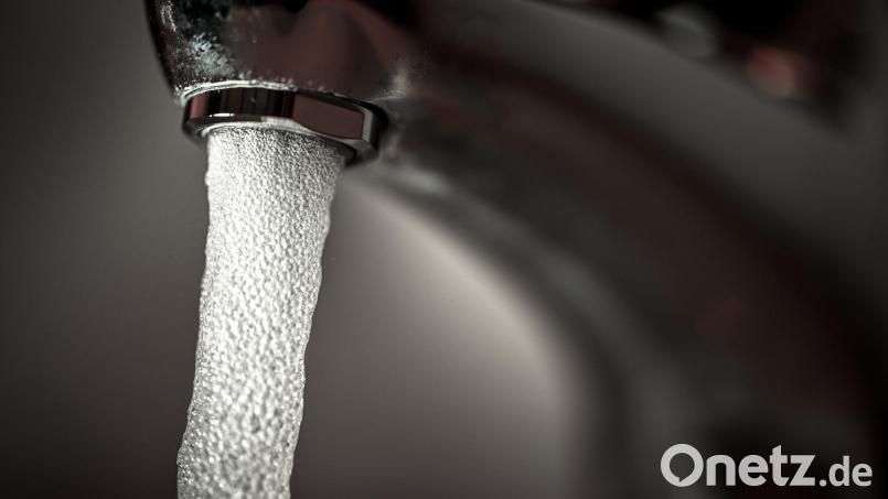 Im Landkreis Würzburg wurden E.Coli-Bakterien im Leitungswasser festgestellt. (Symbolbild) Bild: Felix Kästle/dpa