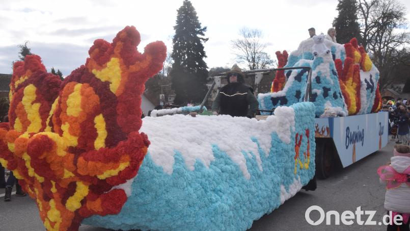"Burning Ice": Der Prunkwagen des Pleysteiner Faschingsvereins zeigt Eisskulpturen aus tausenden von Papierrosen. Bild: fz