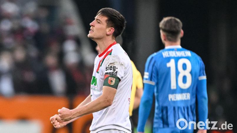 Augsburgs Keven Schlotterbeck freut sich auch über einen weniger schön heraus gespielten Sieg. Bild: Harry Langer/dpa