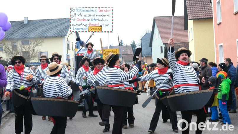 Weil die Gemeinde Stulln den Hochwasserschutz nicht in den Griff bekommt, wappnen sich die Bewohner des Ortsteils Brensdorf selbst gegen die drohende Gefahr und richten einen Bootsverkehr ein. Bild: Hirsch
