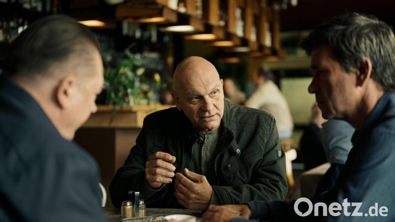 Jürgen von der Technik (Andreas Keller, m.) den Kommissaren einen wichtigen Hinweis. Bild: Felix Abraham/MDR/HA Kommunikation/dpa