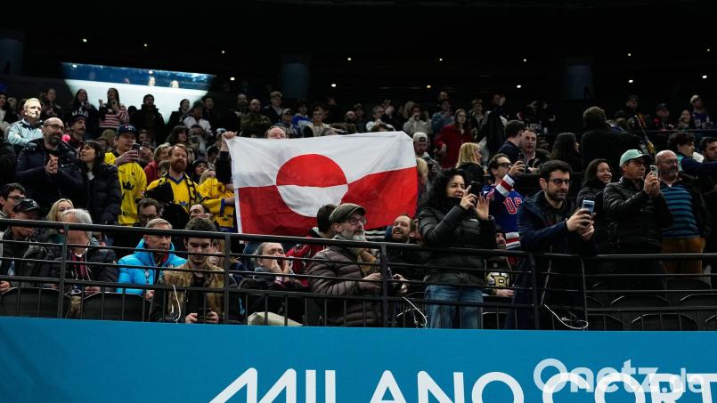 Die Grönland-Flagge auf der Tribüne beim Eishockey. Bild: Petr David Josek/AP/dpa